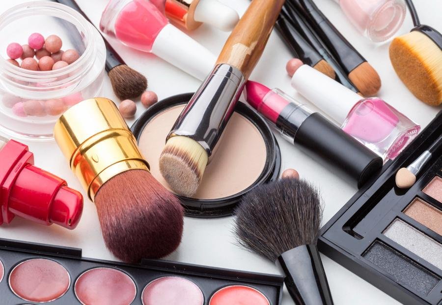 Usar menos cosm&eacute;ticos reduz&nbsp;o n&iacute;vel de contaminantes no corpo, diz estudo