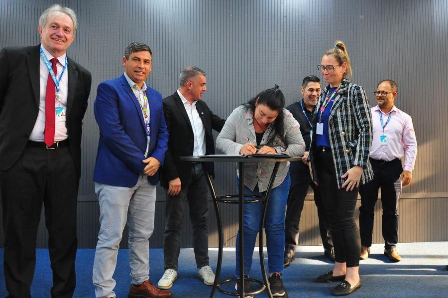 Loraci Leal Santiago assinou o contrato de n&uacute;mero 500 do programa Compra Assistida em Eldorado do Sul