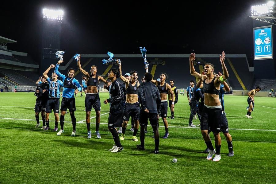 Gr&ecirc;mio eliminou o Palmeiras na disputa por p&ecirc;naltis, em Barueri