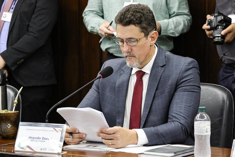 Ap&oacute;s a aprova&ccedil;&atilde;o na comiss&atilde;o, o Delegado Zucco destacou que a pirataria &eacute; um crime com impacto direto na economia, na sa&uacute;de da popula&ccedil;&atilde;o e na seguran&ccedil;a p&uacute;blica