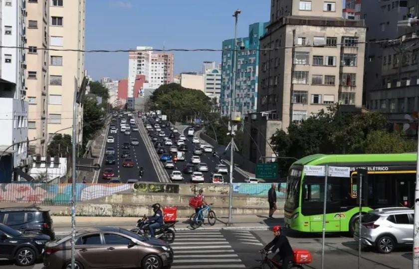 IBGE aponta 1,3 milh&atilde;o de pessoas demorando mais de 2h para chegar ao trabalho em 2022