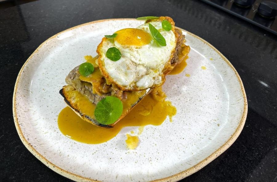 Camadas de sabor e textura transformam o cl&aacute;ssico bife &agrave; portuguesa em uma experi&ecirc;ncia gourmet