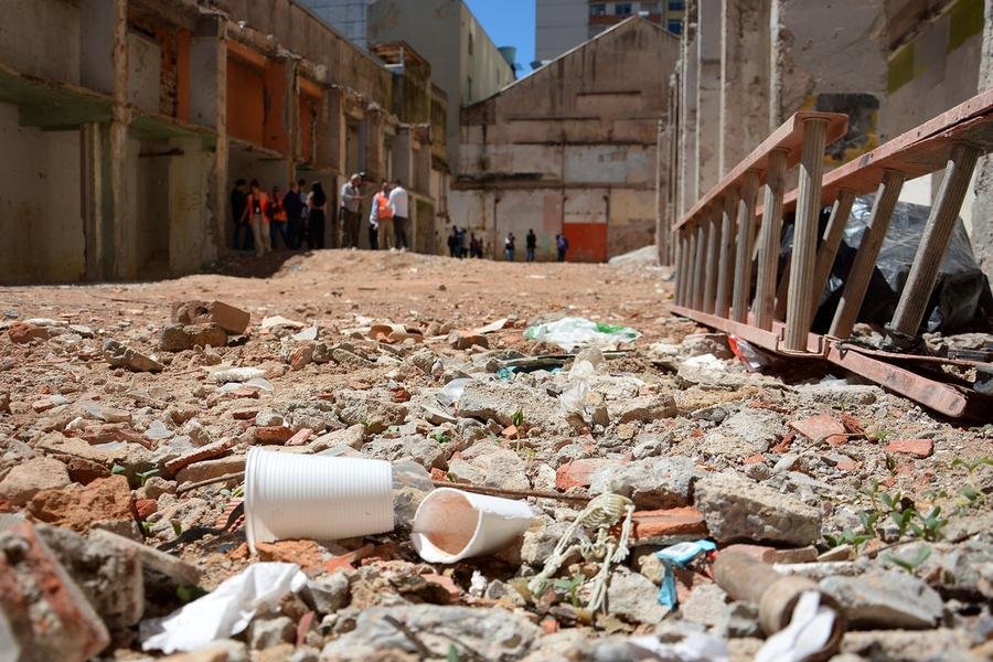 Antigo pr&eacute;dio abandonado deu lugar a um espa&ccedil;o vazio, que aguarda para receber equipamento p&uacute;blico