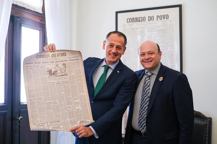 Em visita &agrave; sede do Correio do Povo, o embaixador da Georgia no Brasil, Zurab Mchedlishvili, recebeu do presidente do ve&iacute;culo, Marcelo Dantas, uma p&aacute;gina do jornal veiculado na data em que nasceu