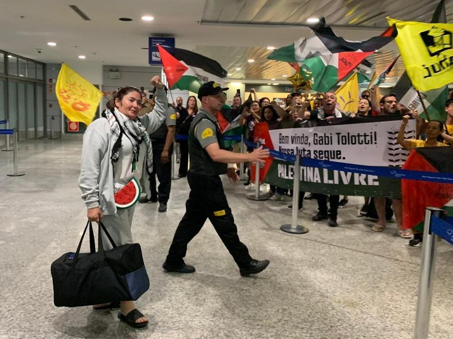 Militante pr&oacute;-Palestina e presidente estadual do PSol foi recebida por familiares e amigos