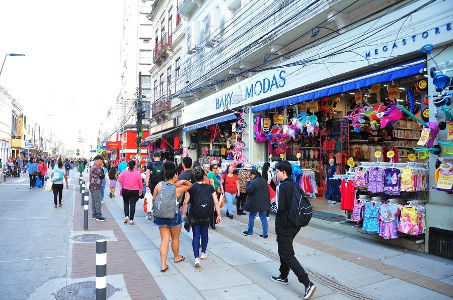 Com&eacute;rcio na Rua Volunt&aacute;rios da P&aacute;tria