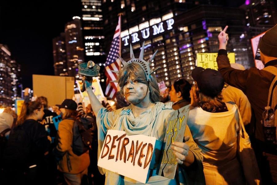 Cidade tem protestos contra decis&otilde;es do presidente