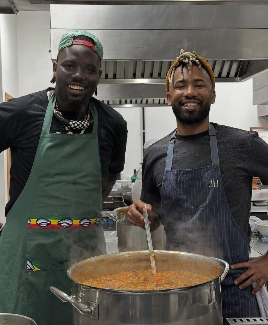 Destaque &eacute; o banquete africano assinado pelos chefs Sessidy (E) e Jo&atilde;o Diamante (D)