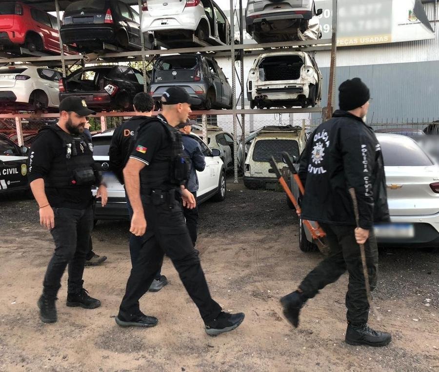 A Opera&ccedil;&atilde;o Rastreio visa desmantelar um esquema criminoso envolvendo falsa comunica&ccedil;&atilde;o de crime, recepta&ccedil;&atilde;o, adultera&ccedil;&atilde;o de sinal identificador de ve&iacute;culo, extors&atilde;o e associa&ccedil;&atilde;o criminosa