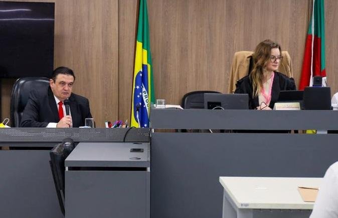 Promotor de Justi&ccedil;a Eug&ecirc;nio Paes Amorim (e) trabalha na acusa&ccedil;&atilde;o do ex-l&iacute;der de torcida do Inter que teria agredido outro torcedor rival dentro do Beira-Rio