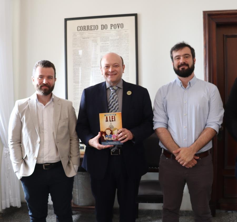 Da esquerda para a direira, o presidente do Instituto Liberdade (IL), Paulo Giacomelli, o presidente do Correio do Povo, Marcelo Dantas e o vice-presidente do IL, Gustavo Fernandes, em visita &agrave; sede do jornal