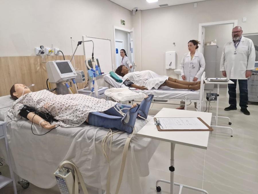 Ap&oacute;s a inaugura&ccedil;&atilde;o, foi realizada a simula&ccedil;&atilde;o de um parto em uma das salas do complexo hospitalar