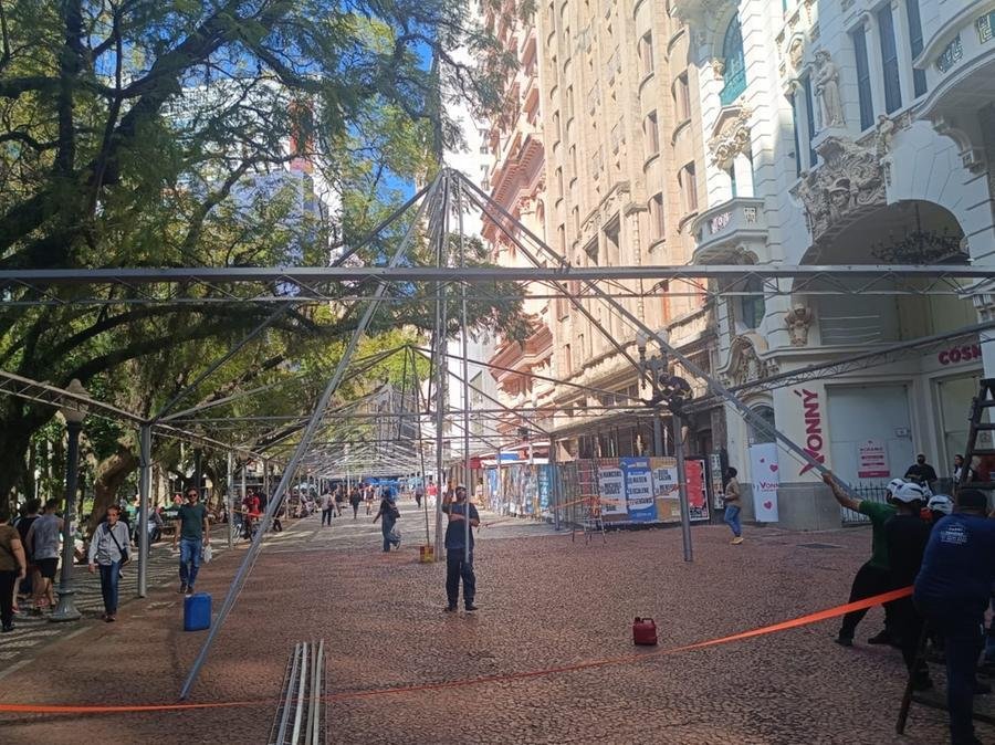 A Feira do Livro de Porto Alegre come&ccedil;a a tomar forma na Pra&ccedil;a da Alf&acirc;ndega