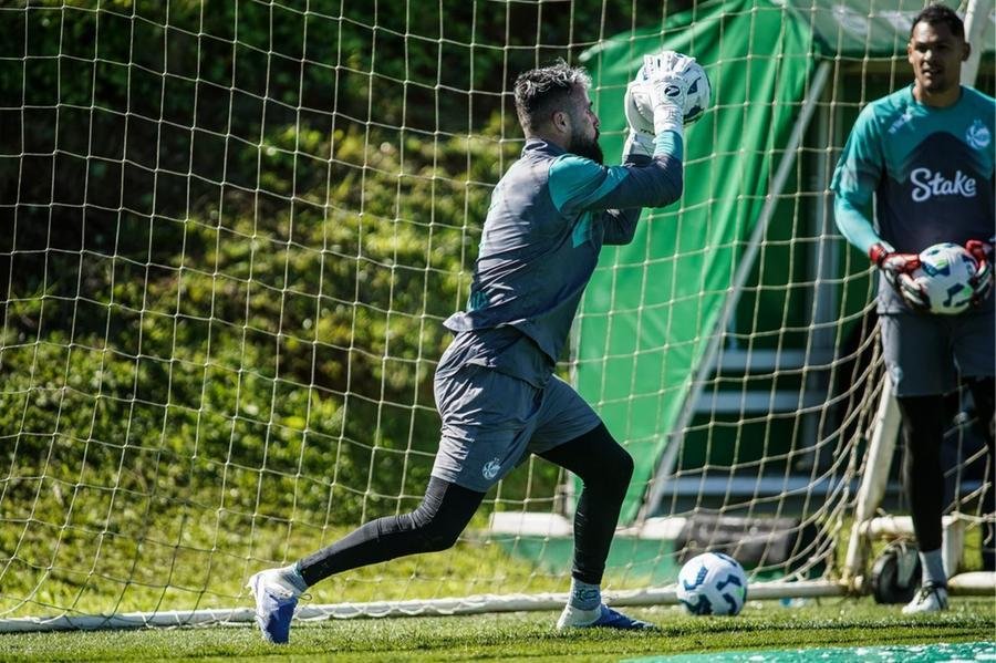Goleiro Jandrei no &uacute;ltimo treino do Juventude antes da partida dua