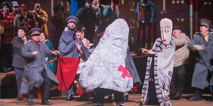 &Oacute;pera "O Nariz", de Dimitri Shostakovich, em montagem no The Metropolitan Opera, em Nova Iorque, em outubro de 2013