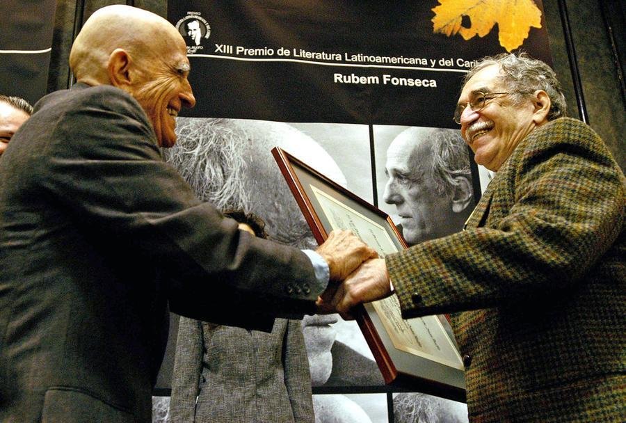 Em 2025, &eacute; comemorado o centen&aacute;rio do escritor Rubem Fonseca, que nesta rar&iacute;ssima foto aparece ao lado de Gabriel Garc&iacute;a Marquez, em 29 de novembro de 2003, recebendo o Pr&ecirc;mio Juan Rulfo, na Feira de Guadalajara, M&eacute;xico