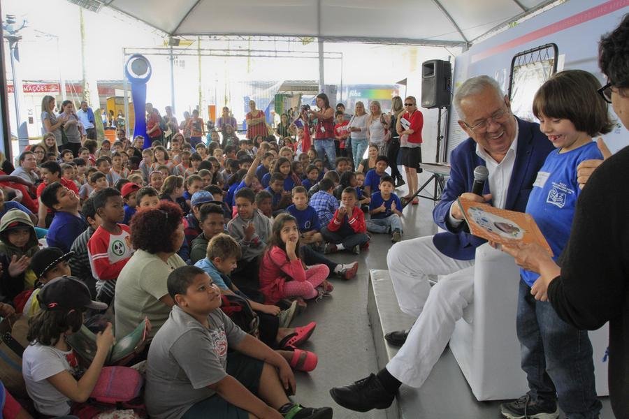 Luiz Coronel junto com as crian&ccedil;as, distribuindo o livro infantil "O Negrinho do Pastoreiro", na Feira do Livro de Porto Alegre, em 14 de novembro de 2014
