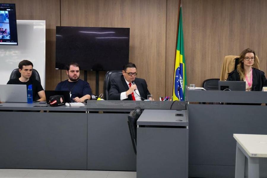 Durante o julgamento, o promotor de Justi&ccedil;a Eug&ecirc;nio Paes Amorim, que atuou no caso, pediu e obteve a absolvi&ccedil;&atilde;o de outros dois r&eacute;us