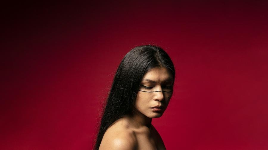 O musical aborda a rela&ccedil;&atilde;o de Zahy Tentehar com a sua m&atilde;e, Azira&rsquo;I, a primeira mulher Paj&eacute; da reserva de Cana Brava