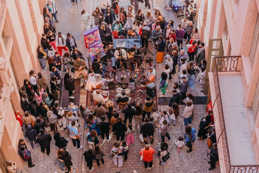 Neste domingo, a banda residente Thiago Ribeiro & Amigos ser&aacute; acompanhada pelo artista LG