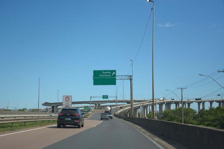 Acidente ocorreu em viaduto na BR 448