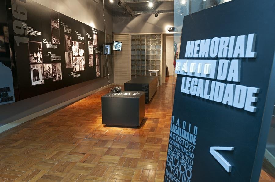 Memorial R&aacute;dio da Legalidade &eacute; um espa&ccedil;o dedicado a preservar o local em que, em 1961, o ent&atilde;o governador Leonel Brizola liderou a Campanha da Legalidade, movimento que mobilizou for&ccedil;as civis e militares em defesa da posse constitucional do vice-presidente Jo&atilde;o Goulart, ap&oacute;s a ren&uacute;ncia de J&acirc;nio Quadros