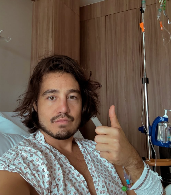 Em uma publica&ccedil;&atilde;o no Instagram, Tiago Iorc disse que est&aacute; bem, explicou que o quadro de sa&uacute;de foi causado por m&aacute; postura