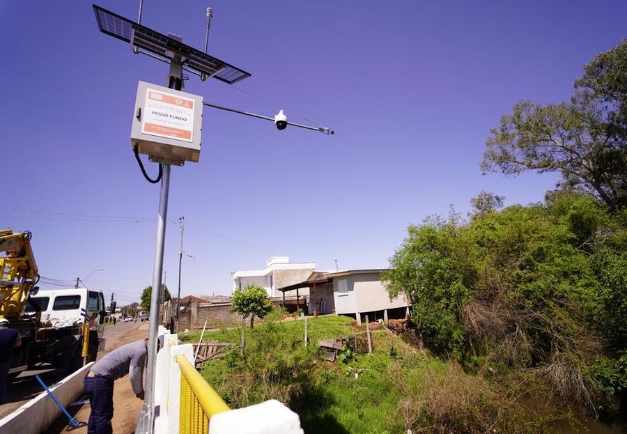 Alimentado por energia solar, o sistema tamb&eacute;m conta com uma c&acirc;mera de videomonitoramento