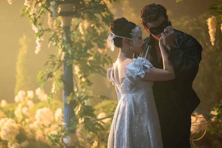 Nova temporada segue a hist&oacute;ria de amor de Benedict Bridgerton e Sophie, que se apaixonam ap&oacute;s um encontro inesperado