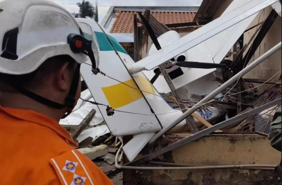 Queda do avi&atilde;o aconteceu por volta das 12h44 desta segunda-feira, 13