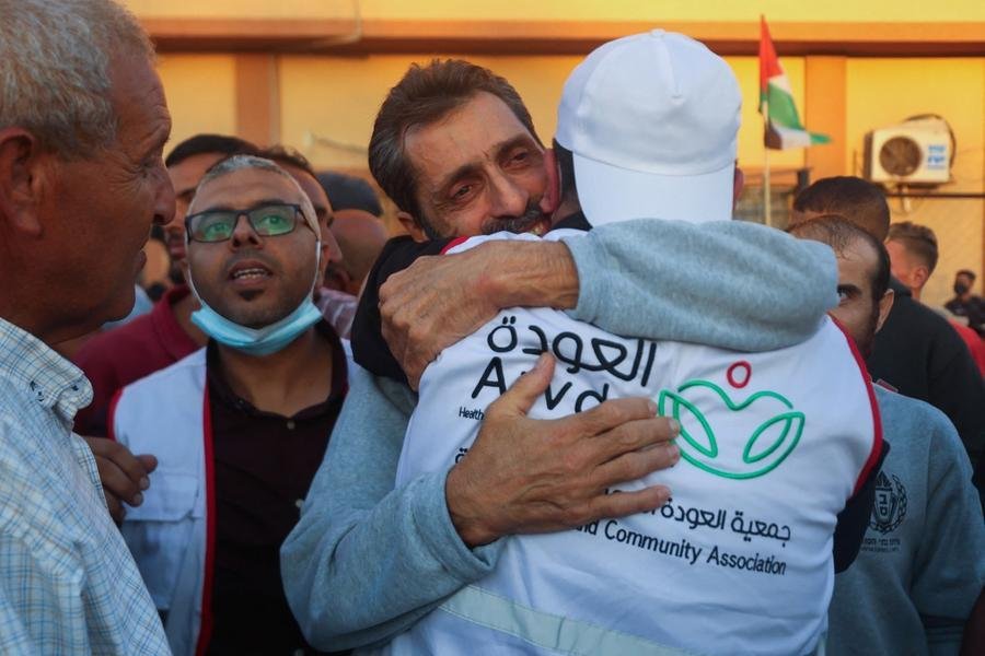 Palestinos se reencontram ap&oacute;s liberta&ccedil;&atilde;o