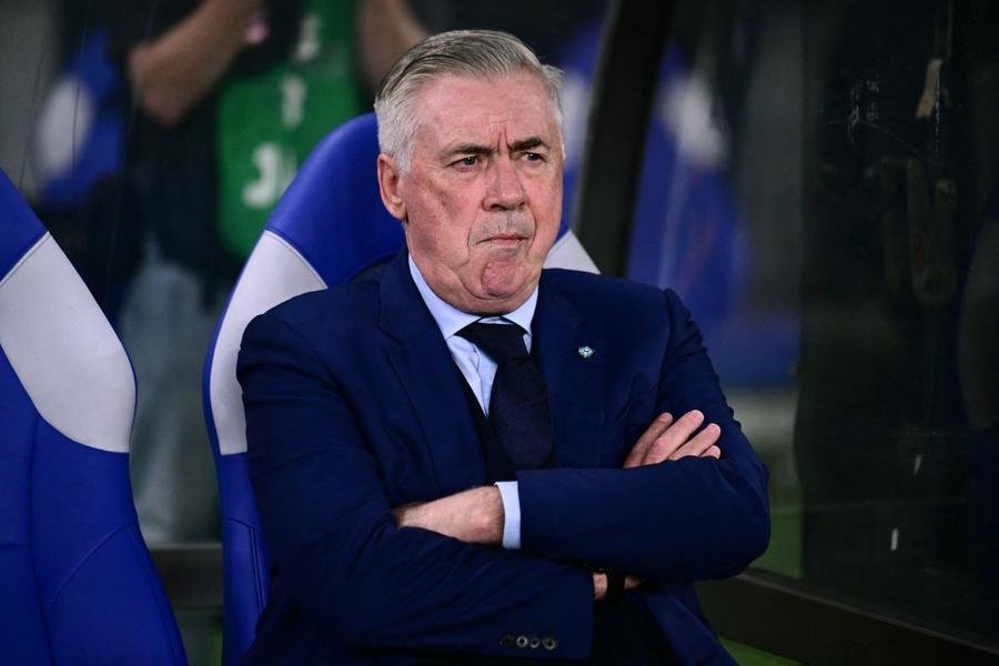 Ancelotti encara falas contra estrangeiros de Le&atilde;o e Oswaldo de Oliveira: &ldquo;Volte um brasileiro&rdquo;