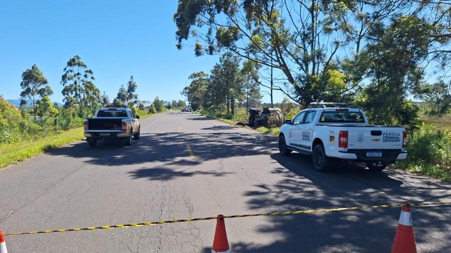 Choque entre um autom&oacute;vel e um caminh&atilde;o deixou um morto no no km 41 da ERS 389, em Xangri-L&aacute;