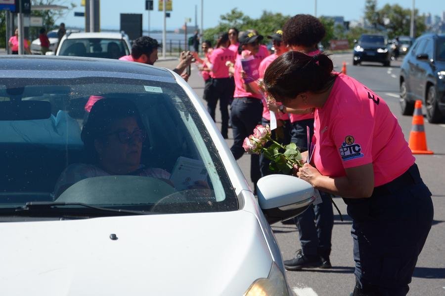 Vestidas de rosa, agentes da EPTC distribu&iacute;ram materiais com orienta&ccedil;&otilde;es sobre preven&ccedil;&atilde;o e diagn&oacute;stico precoce do c&acirc;ncer de mama