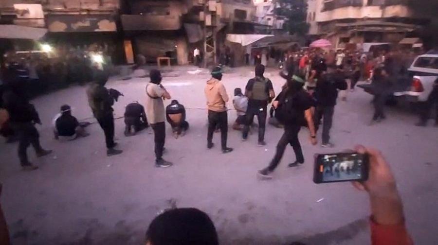 Terroristas do Hamas aumentaram sua presen&ccedil;a em Gaza e demonstravam seu controle executando homens na rua