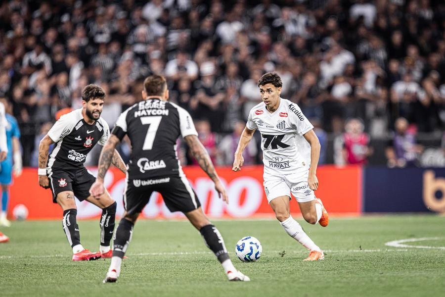 Corinthians e Santos se enfrentam na Vila Belmiro