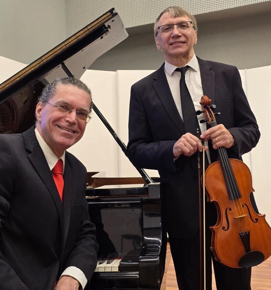 Nesta quarta, 15, &agrave;s 12h30min, na Sala da M&uacute;sica do Multipalco Eva Sopher, o Musical &Eacute;vora recebe Duo Sonata, formado por Andr&eacute; Carrara, no piano, e Vladimir Romanov, na viola