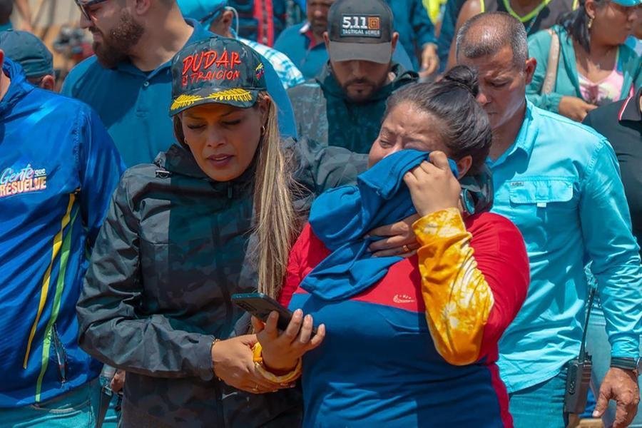 Em um v&iacute;deo divulgado nas redes sociais, pode-se ver o momento em que resgatam v&aacute;rios dos mortos
