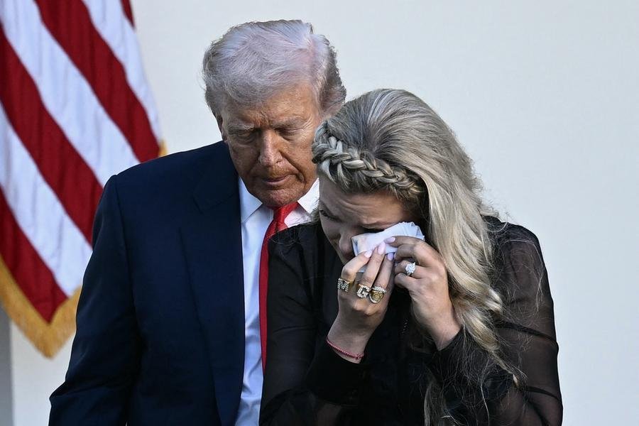 Erika, a vi&uacute;va de Kirk, agradeceu a Trump por voltar de uma viagem pela paz no Oriente M&eacute;dio para a cerim&ocirc;nia de entrega da medalha