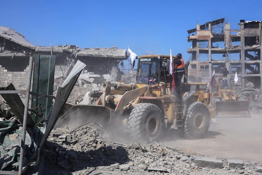 Equipes removem escombros de bombardeios em Gaza