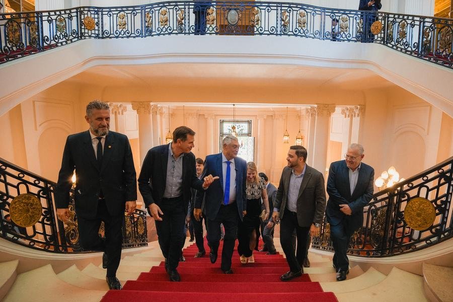 Encontro do grupo ocorre no Pal&aacute;cio Piraitni