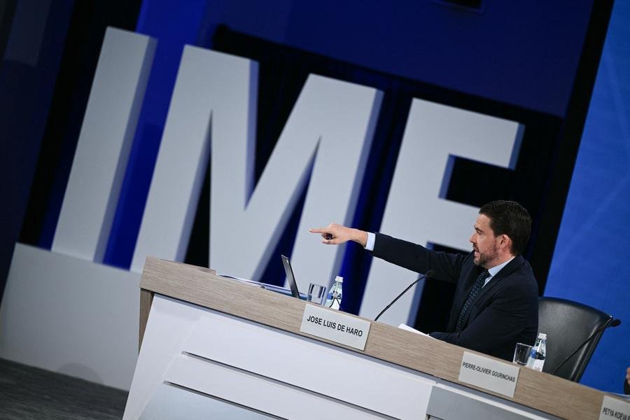 FMI v&ecirc; fiscal no Brasil menos grave, mas novo salto da d&iacute;vida com corrida ao Planalto