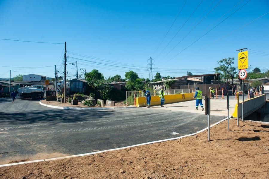 A Prefeitura de Porto Alegre vistoria a nova ponte sobre o Arroio do Salso, que liga as ruas Nilza da Silveira e do Cedro, e as obras de infraestrutura no bairro Restinga