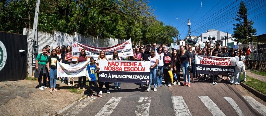 Uma caminhada, em protesto a municipaliza&ccedil;&atilde;o do ensino, foi organizada pelas escolas Luiz de Azambuja Soares e Ara&uacute;jo Viana na tarde de ontem (14/10)
