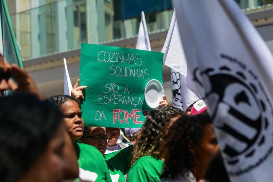 Manifesta&ccedil;&atilde;o foi organizada nesta quarta-feira, em frente &agrave; Pra&ccedil;a da Matriz