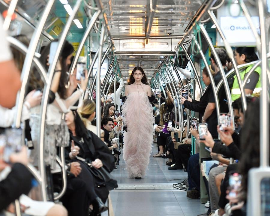 O desfile aconteceu na segunda-feira, dia 13, com 50 modelos desfilando pelos vag&otilde;es de um trem em movimento