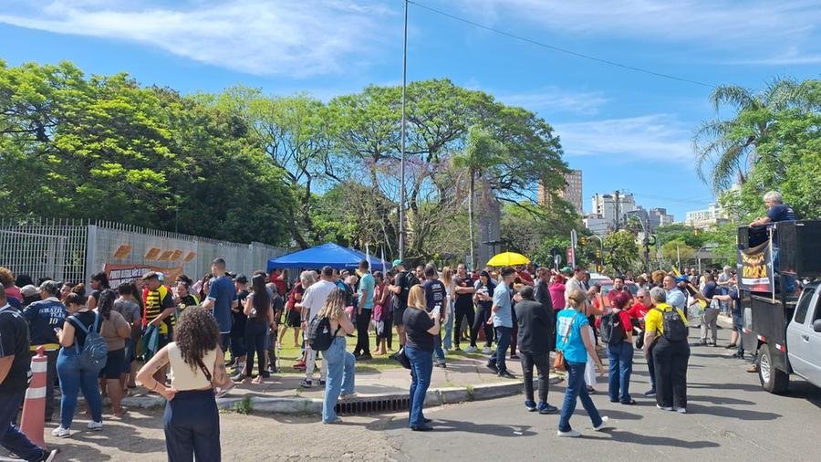 Protesto contra a concess&atilde;o do Dmae em frente &agrave; C&acirc;mara de Vereadores