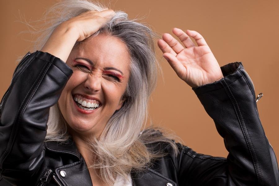 Silver Beauty n&atilde;o &eacute; apenas deixar o cabelo branco, mas assumir a maturidade da pele e dos fios