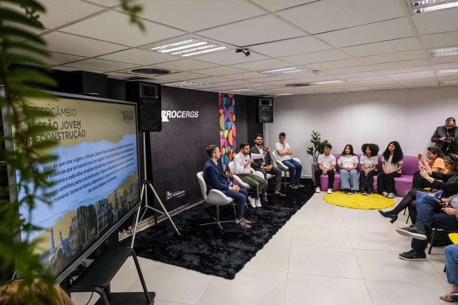 Apresenta&ccedil;&atilde;o de jovens do Partiu Futuro Reconstru&ccedil;&atilde;o, de Porto Alegre e Canoas, que participar&atilde;o de miss&atilde;o internacional para a Espanha