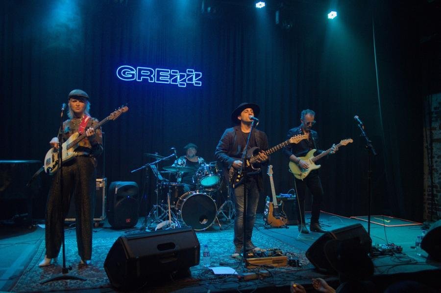 M&uacute;sicos se unem novamente para recriar os timbres e a energia que fizeram de SRV uma lenda